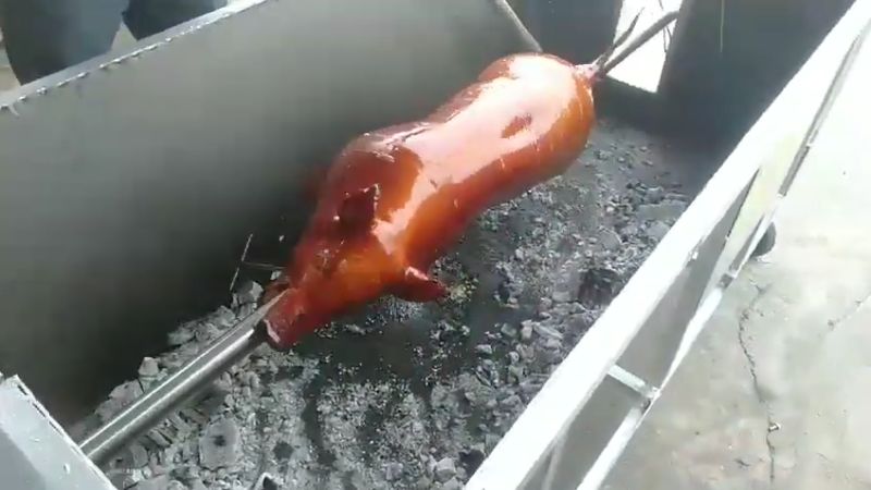 lò quay lợn nguyên con bằng than